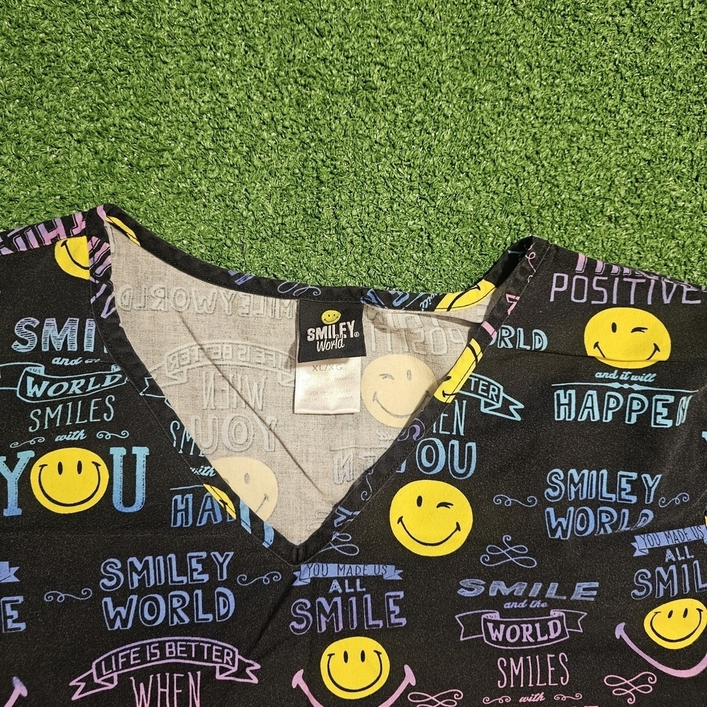 Smiley Print Scrub Top XL - Picture 2 of 6